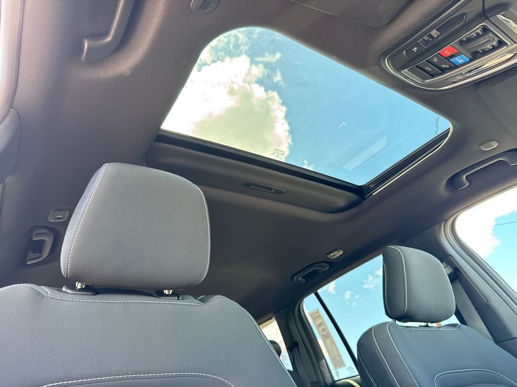 New 2026 Diamond Black Crystal Pearlcoat Jeep Laredo X image 13