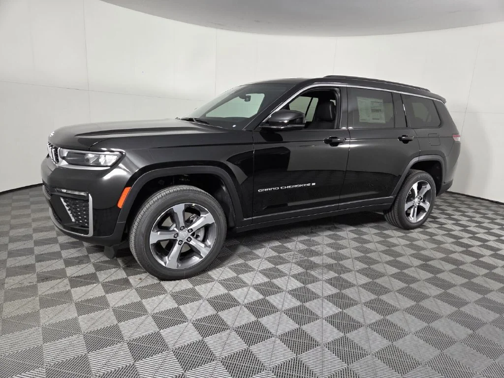 New 2026 Diamond Black Crystal Pearl-Coat Exterior Paint Jeep Limited image 9