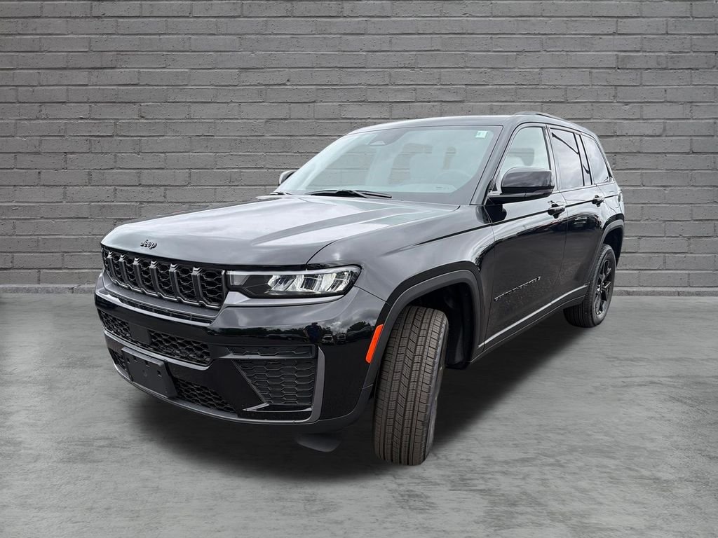 New 2026 Diamond Black Crystal Pearl-Coat Exterior Paint Jeep Altitude image 3