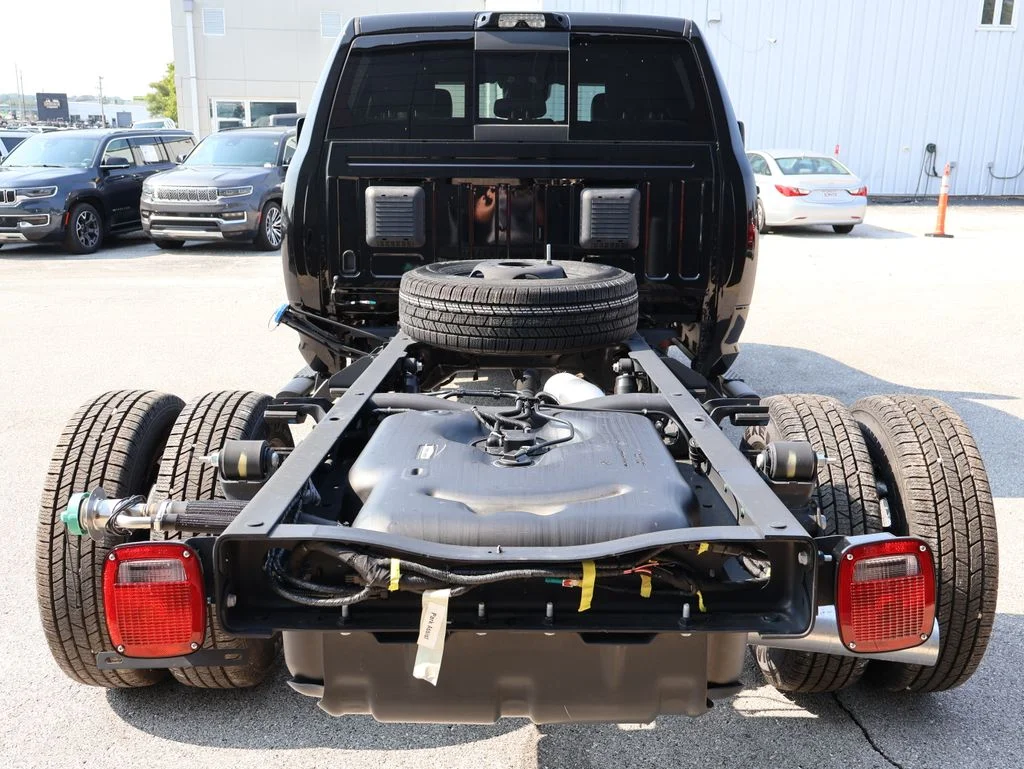 New 2026 Diamond Black Crystal Pearl-Coat Exterior Paint RAM Tradesman image 4