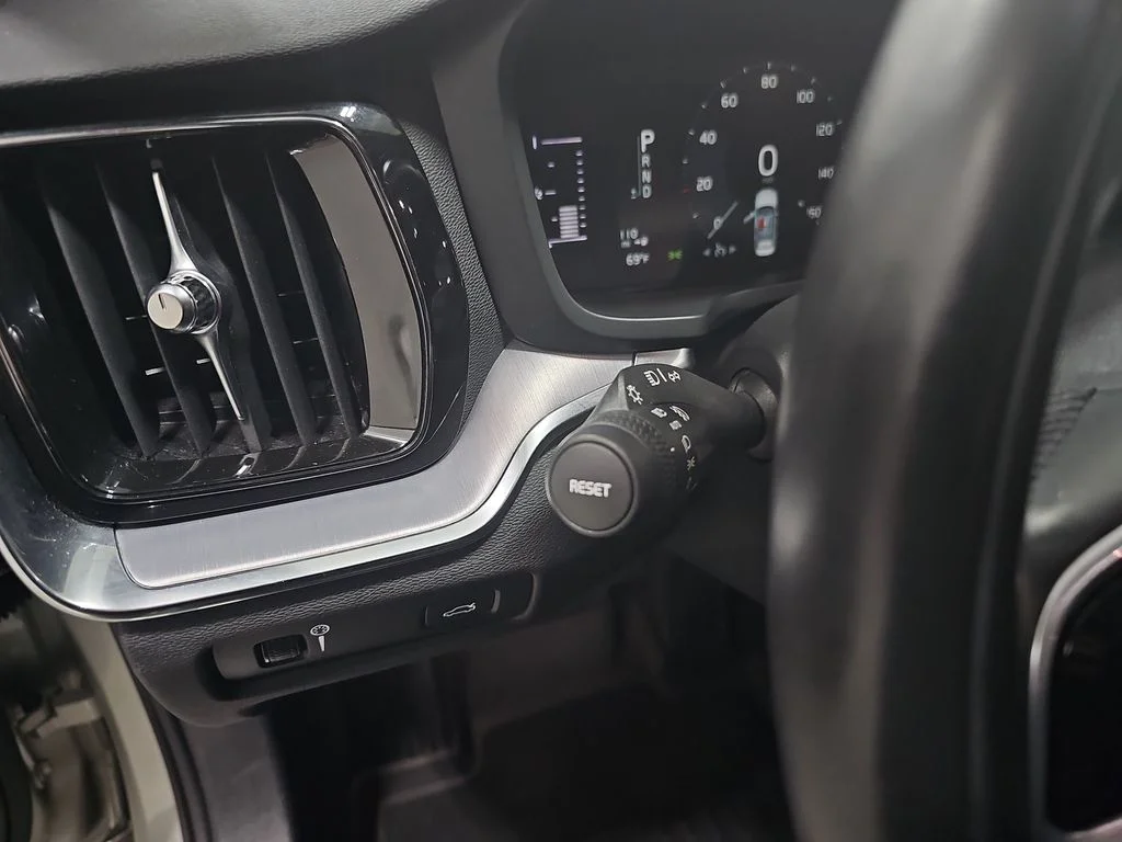 Used 2019 Beige Volvo T5 Momentum image 28