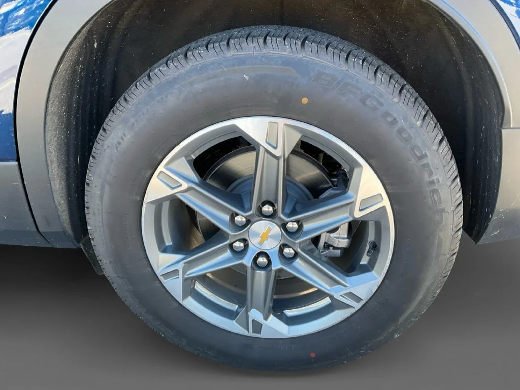 Used 2023 BLUE GLOW METALLIC Chevrolet LT image 9