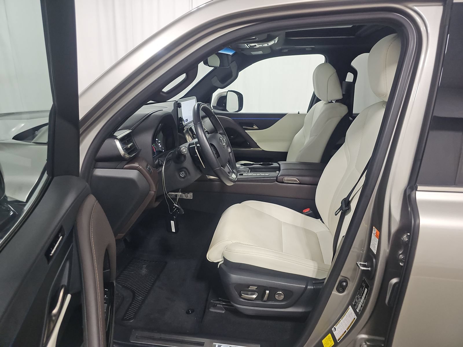 Used 2022 Atomic Silver Lexus LX 600 Luxury image 2
