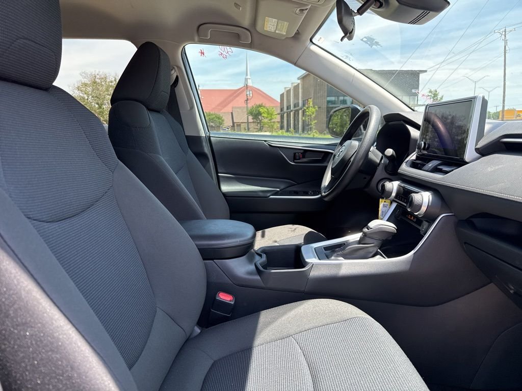 2024 Toyota RAV4 LE - Photo 9