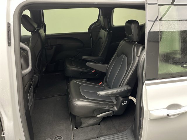 2025 Chrysler Pacifica Select - Photo 10
