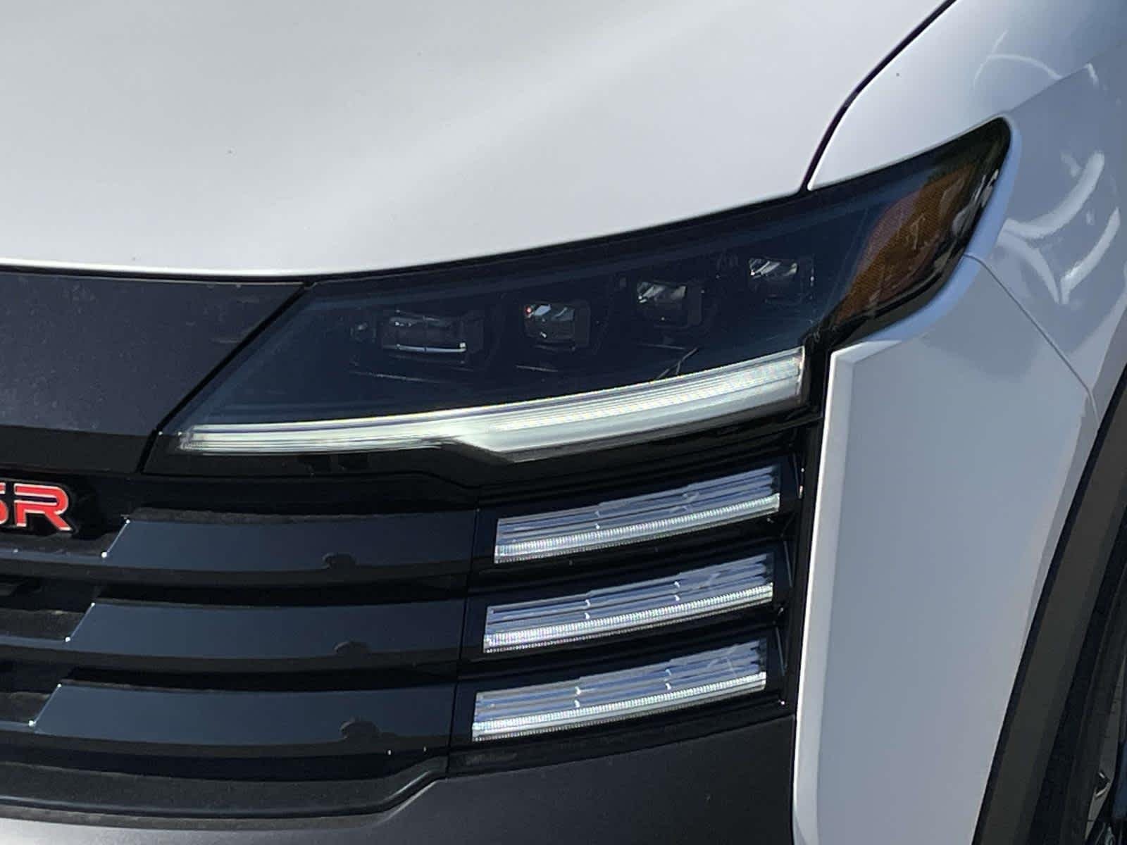 New 2026 Aspen White Tricoat/Super Black Nissan SR image 13