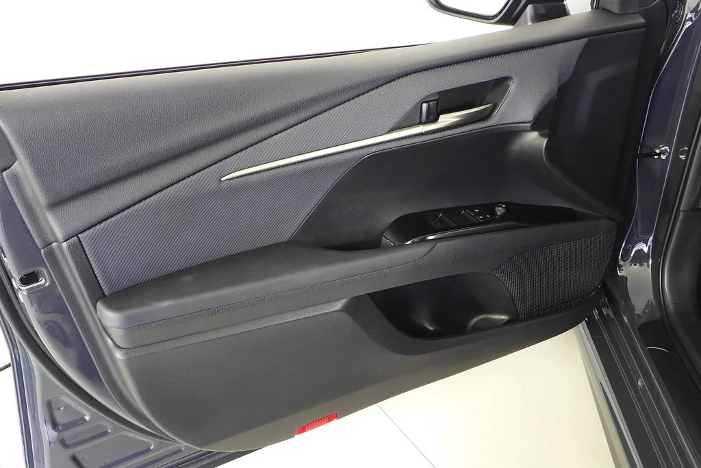 Used 2025  Toyota SE image 11