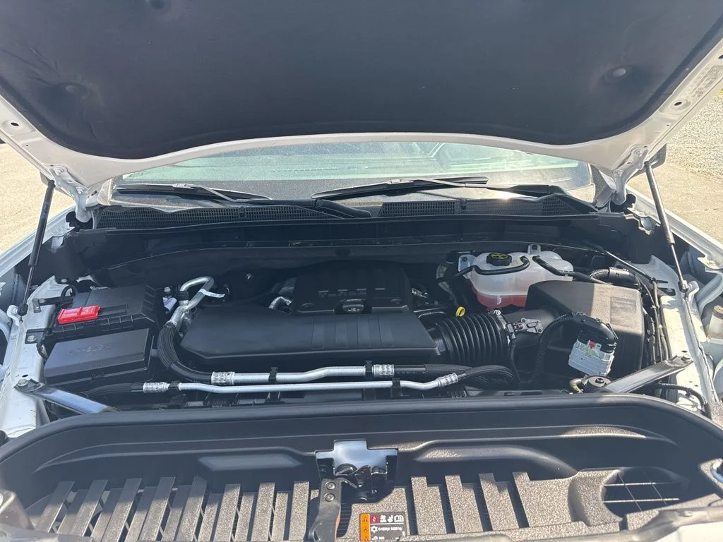 Used 2025 White GMC Elevation image 37