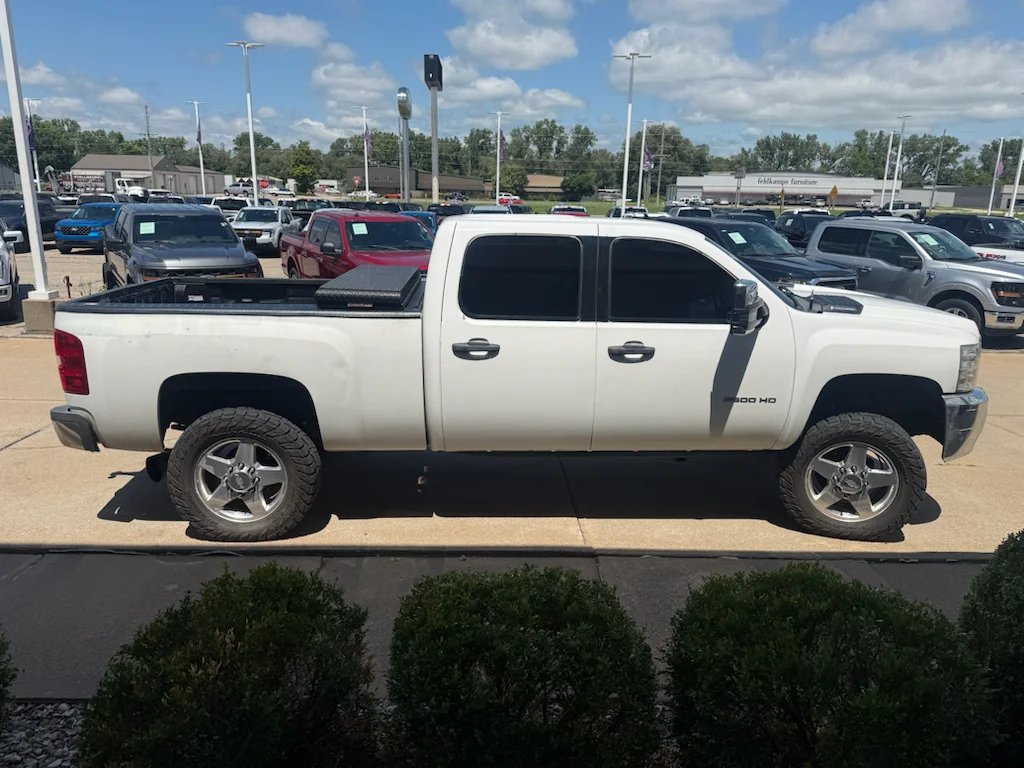 Used 2007 White Chevrolet  image 12