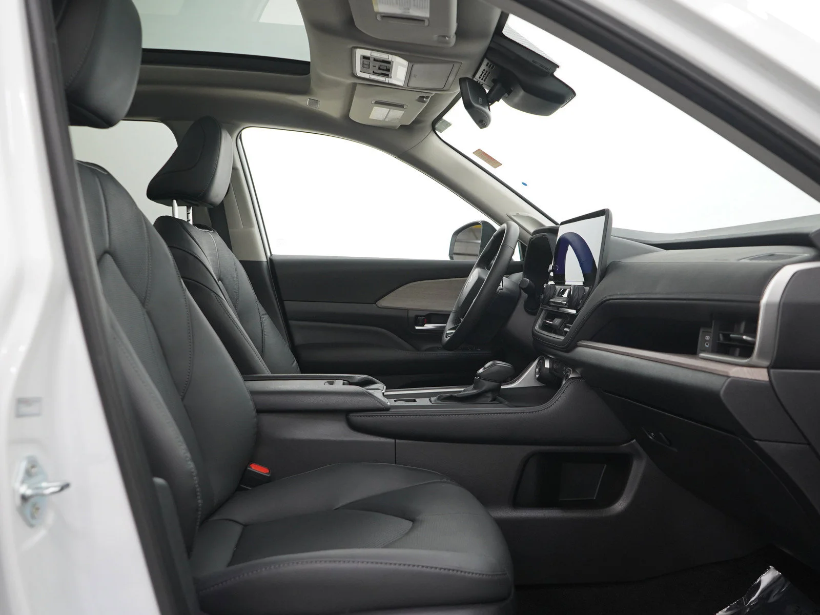 Used 2025  Toyota XLE image 11