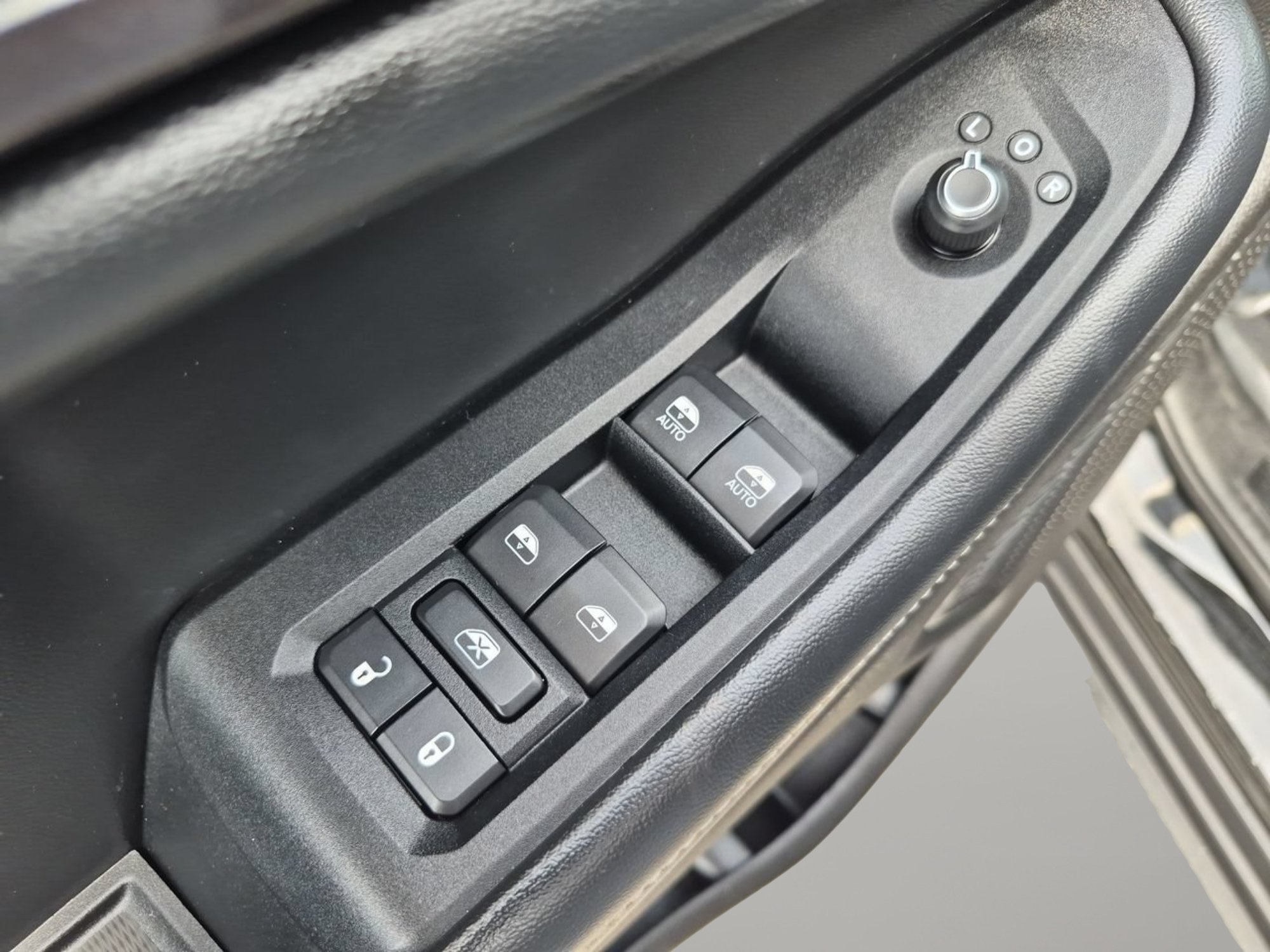 Used 2022 Diamond Black Crystal Pearlcoat Jeep Laredo image 14