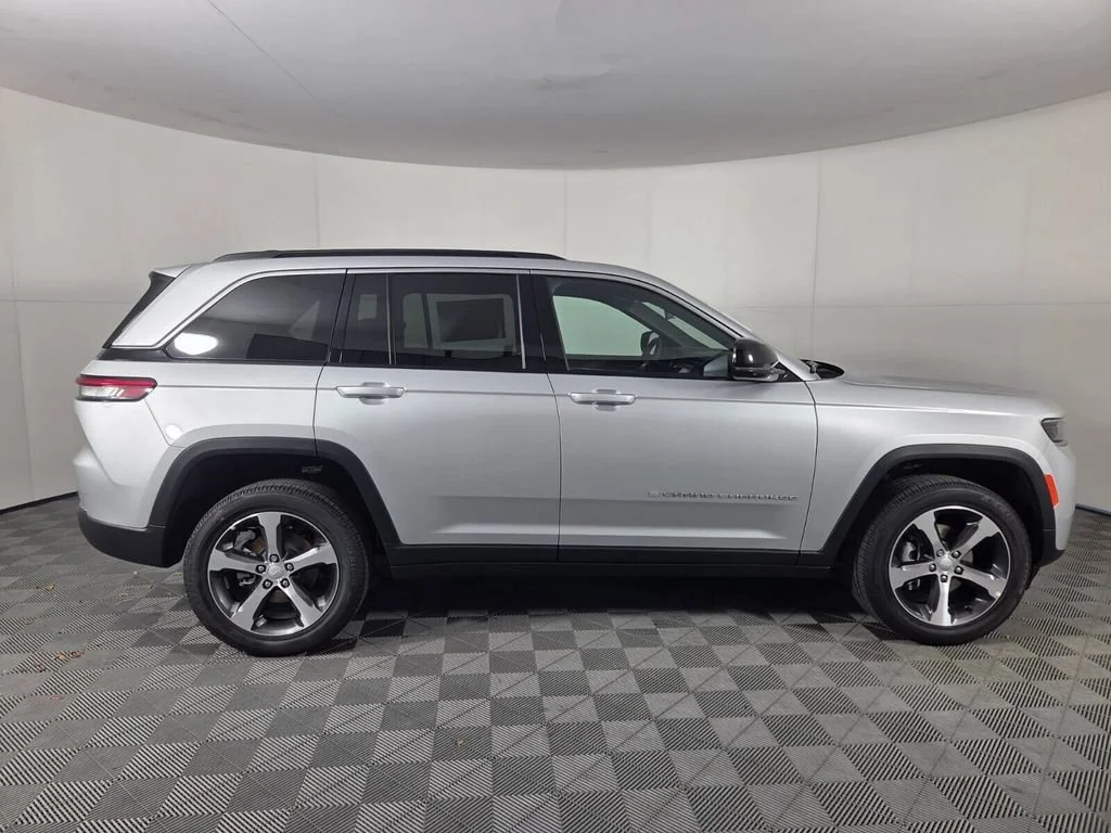 New 2026 Silver Zynith Exterior Paint Jeep Limited image 5
