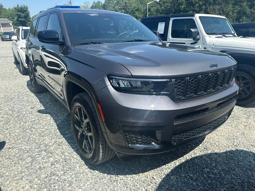 Used 2025 Gray Jeep Altitude image 2