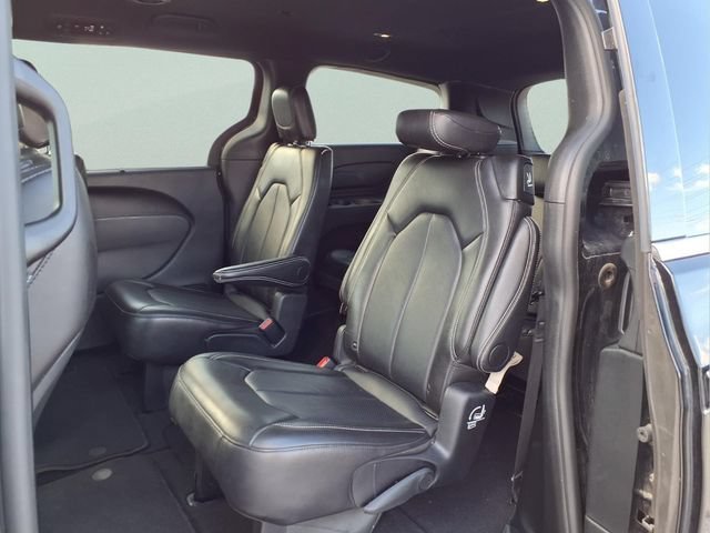 Used 2025  Chrysler Select image 16