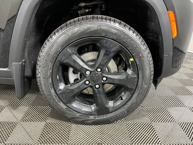 New 2026 Diamond Black Crystal Pearl-Coat Exterior Paint Jeep Limited image 5