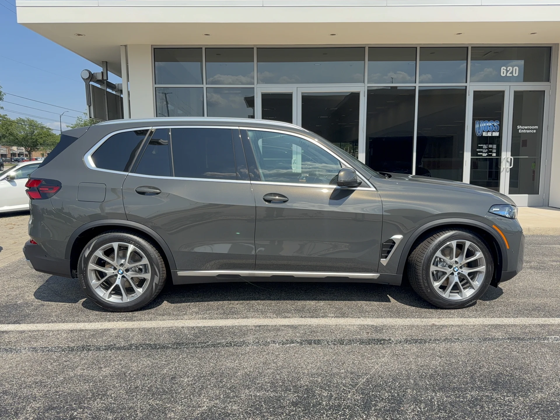 New 2026 Dravit Grey Metallic BMW xDrive40i image 2