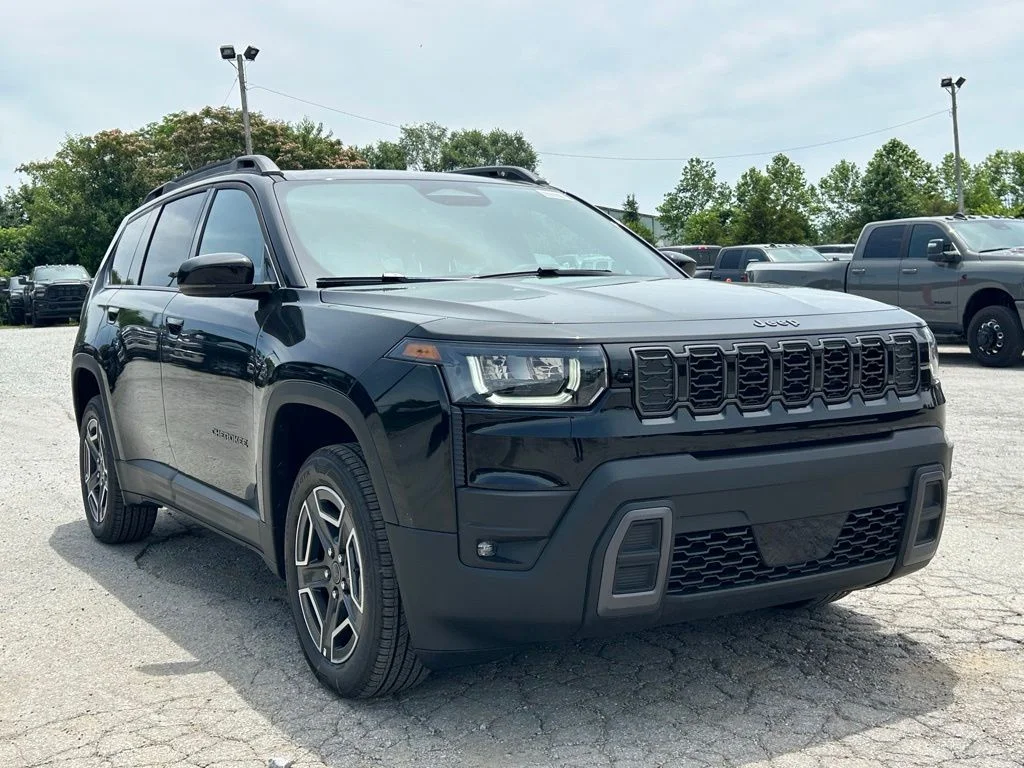 New 2026 Diamond Black Crystal Pearl-Coat Exterior Paint Jeep Limited image 4