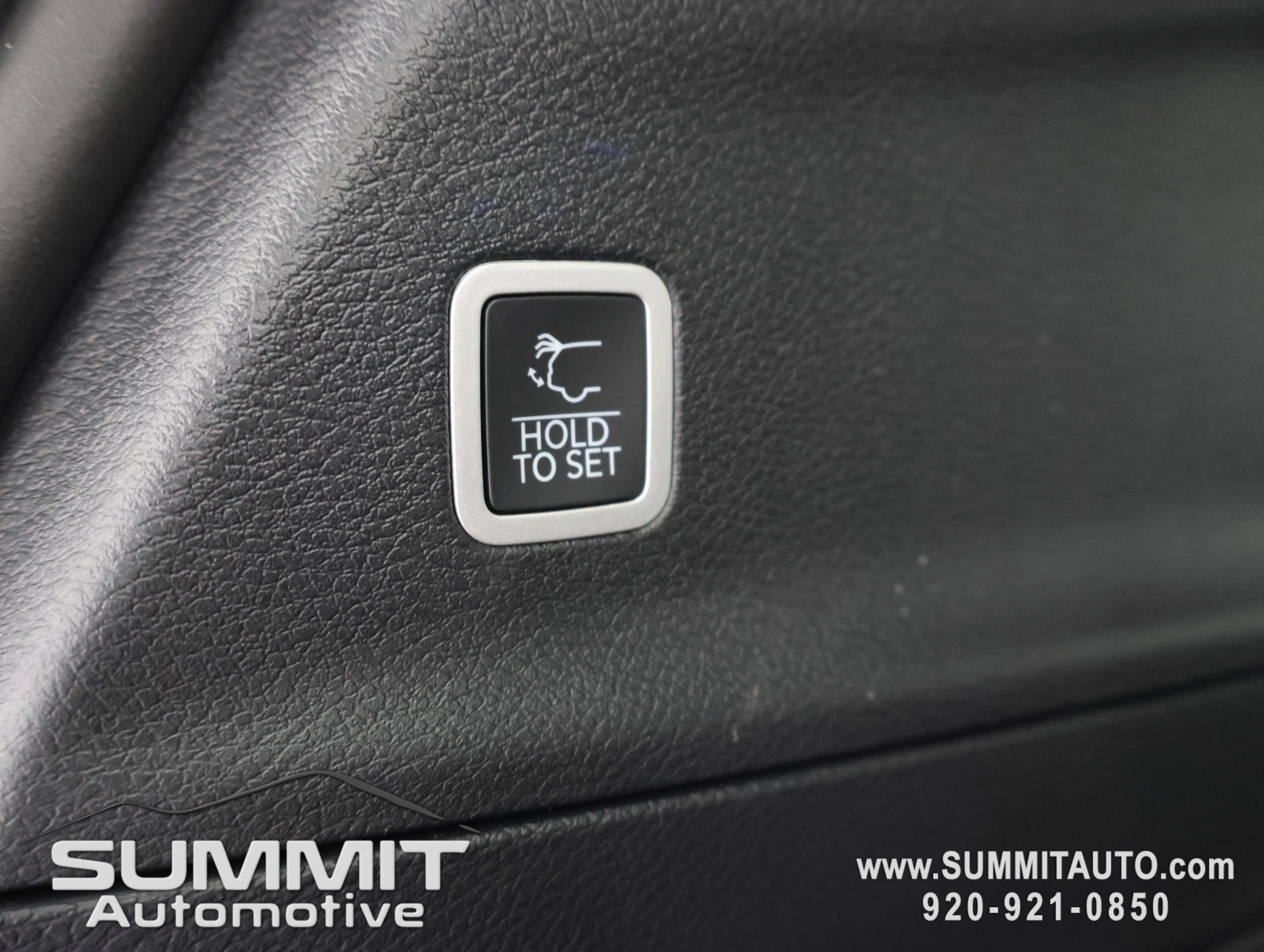 New 2027 Diamond Black Crystal Pearl-Coat Exterior Paint Chrysler Limited image 36