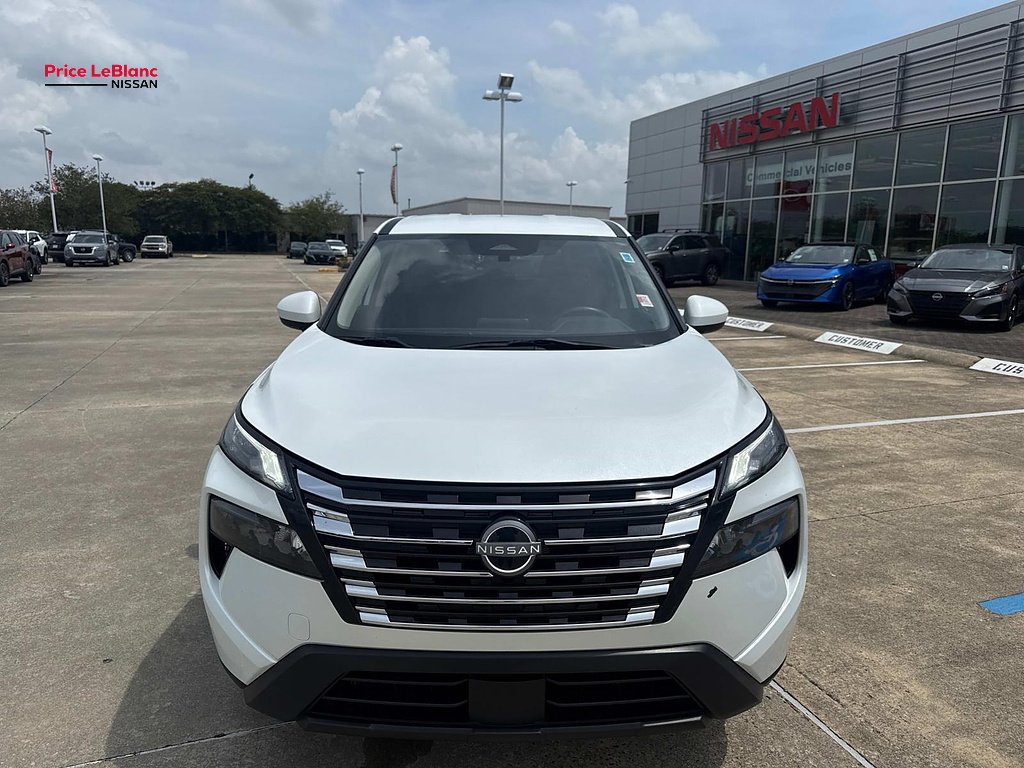Used 2024 Everest White Pearl Nissan SV image 2
