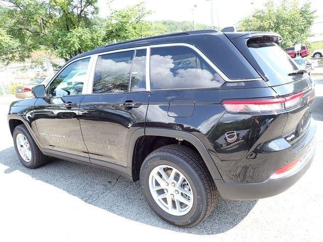 New 2026 Diamond Black Crystal Pearl-Coat Exterior Paint Jeep Laredo image 3