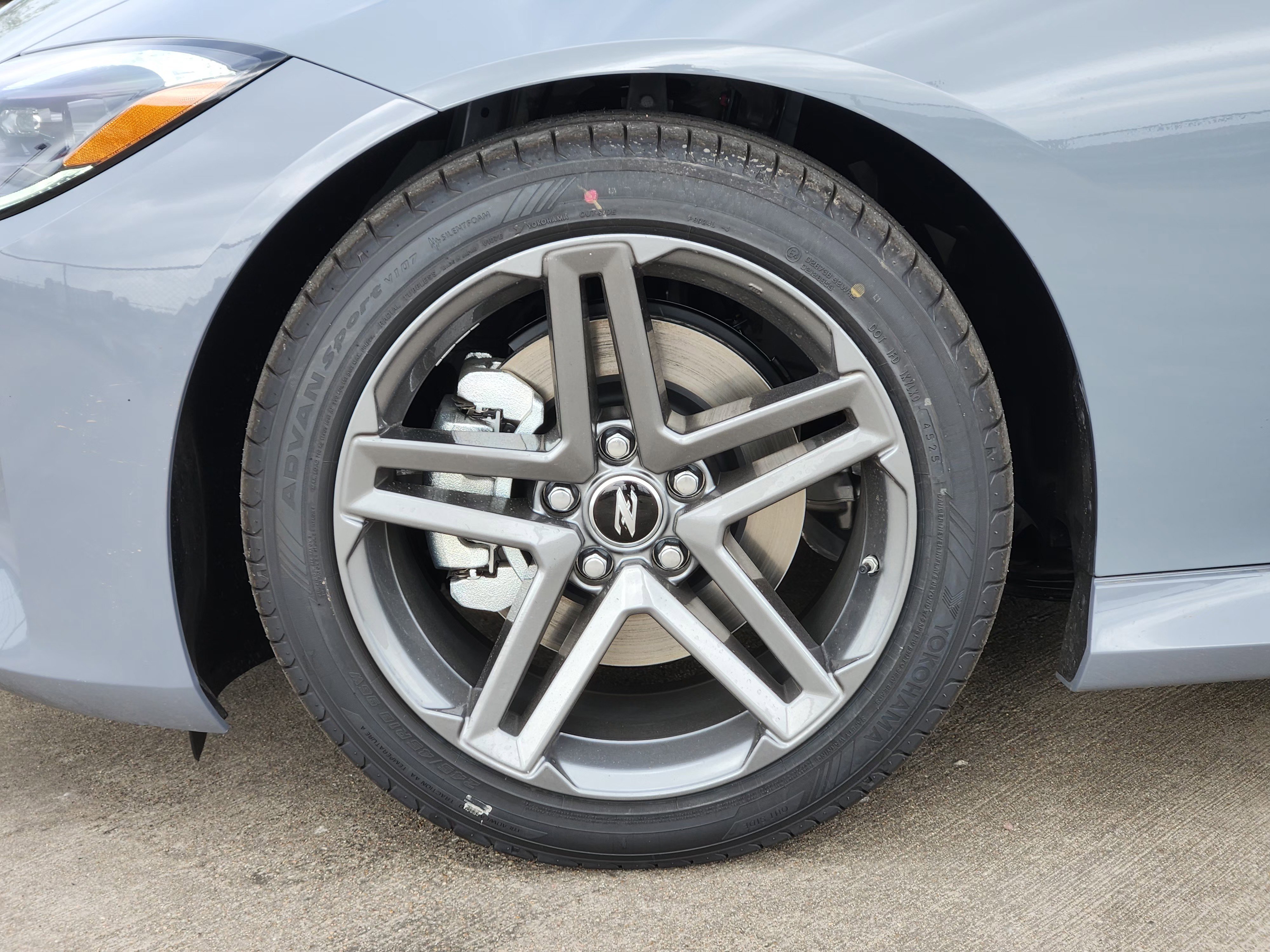 New 2026 Boulder Gray Pearl / Super Black Two-tone Nissan Sport image 10