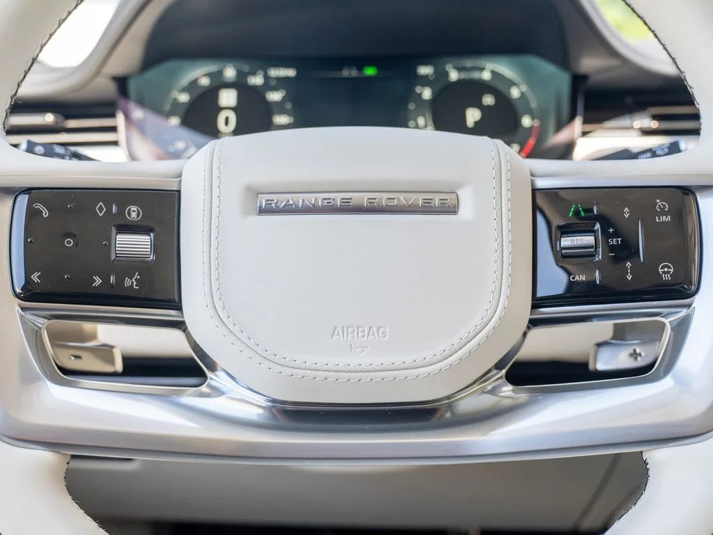 Used 2025 White Land Rover SE image 15