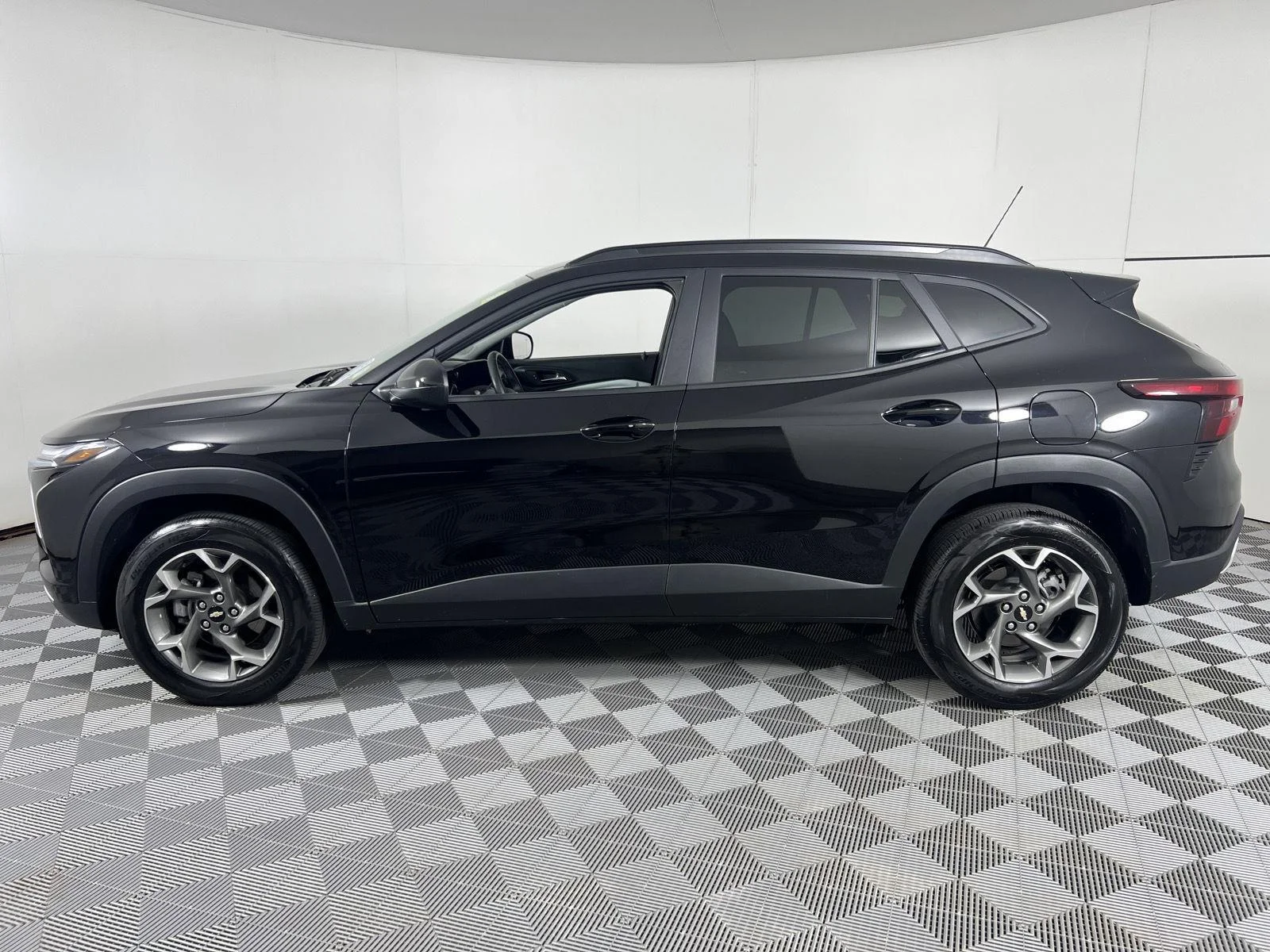 Used 2025 Mosaic Black Metallic Chevrolet LT image 7