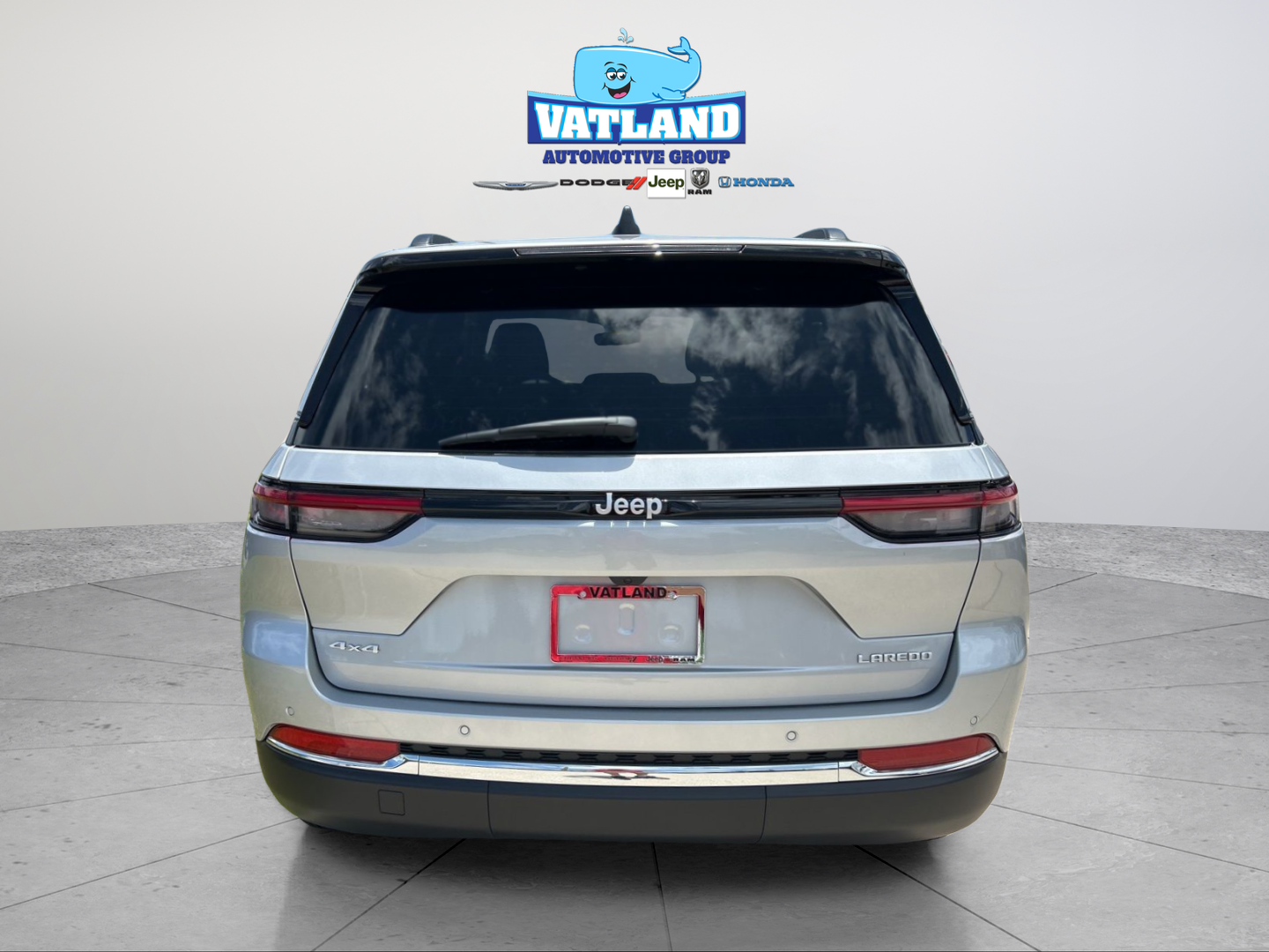 New 2026 Silver Zynith Exterior Paint Jeep Laredo image 4