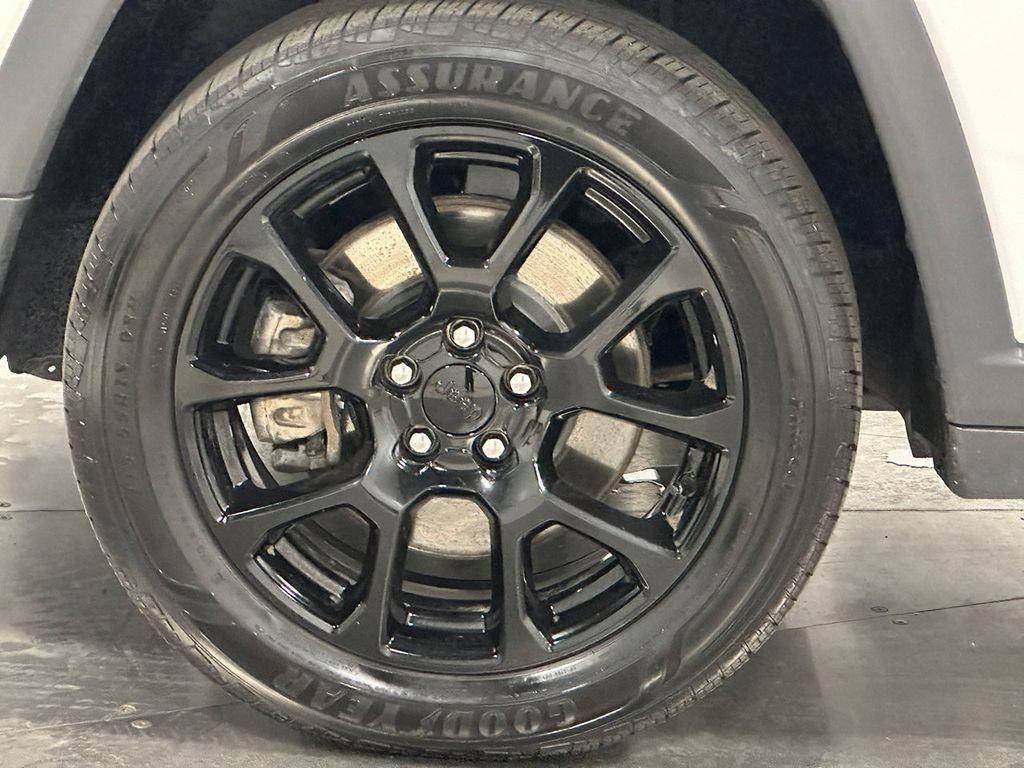 Used 2023  Jeep Altitude image 35