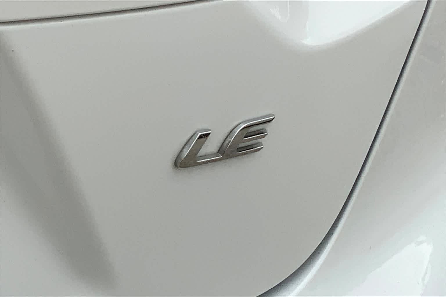 Used 2022 White Toyota LE image 10