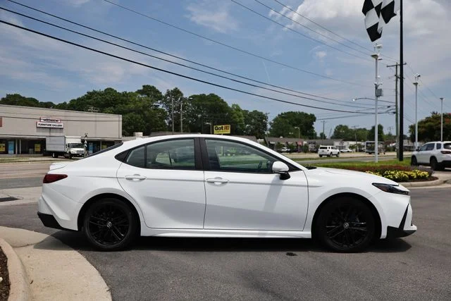 Used 2025 Ice Cap Toyota SE image 11