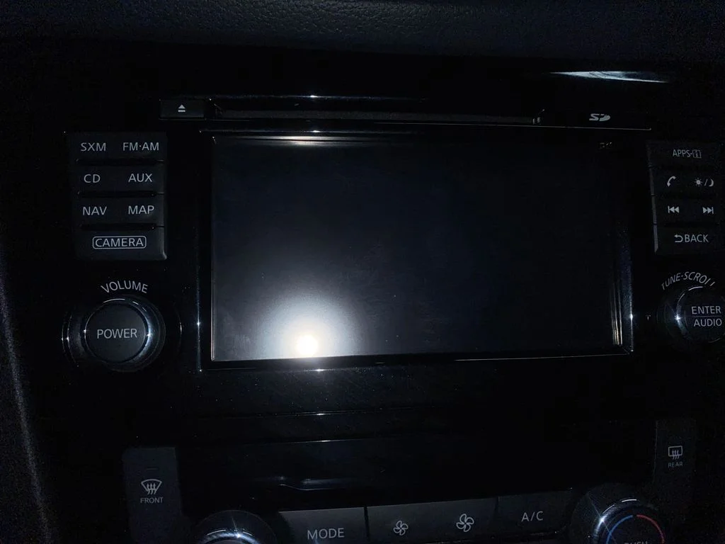 Used 2017 Silver Nissan SL image 23