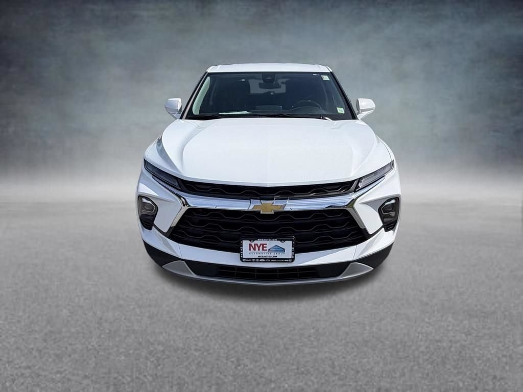 Used 2025 Summit White Chevrolet 2LT image 9