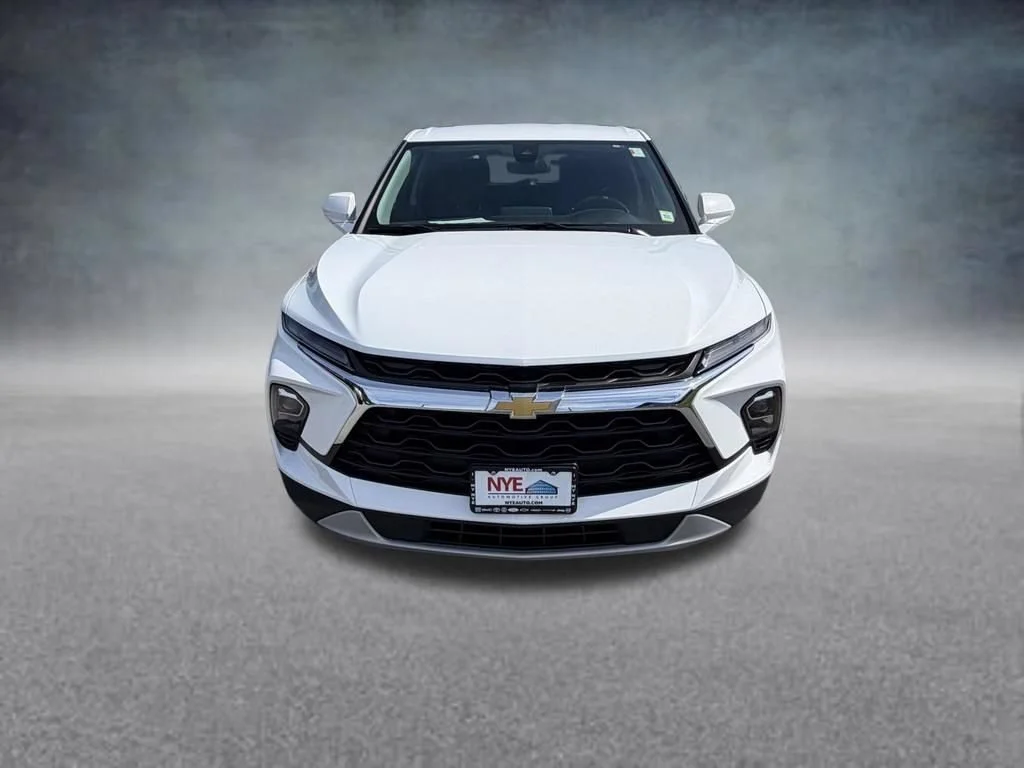 Used 2025 Summit White Chevrolet 2LT image 9