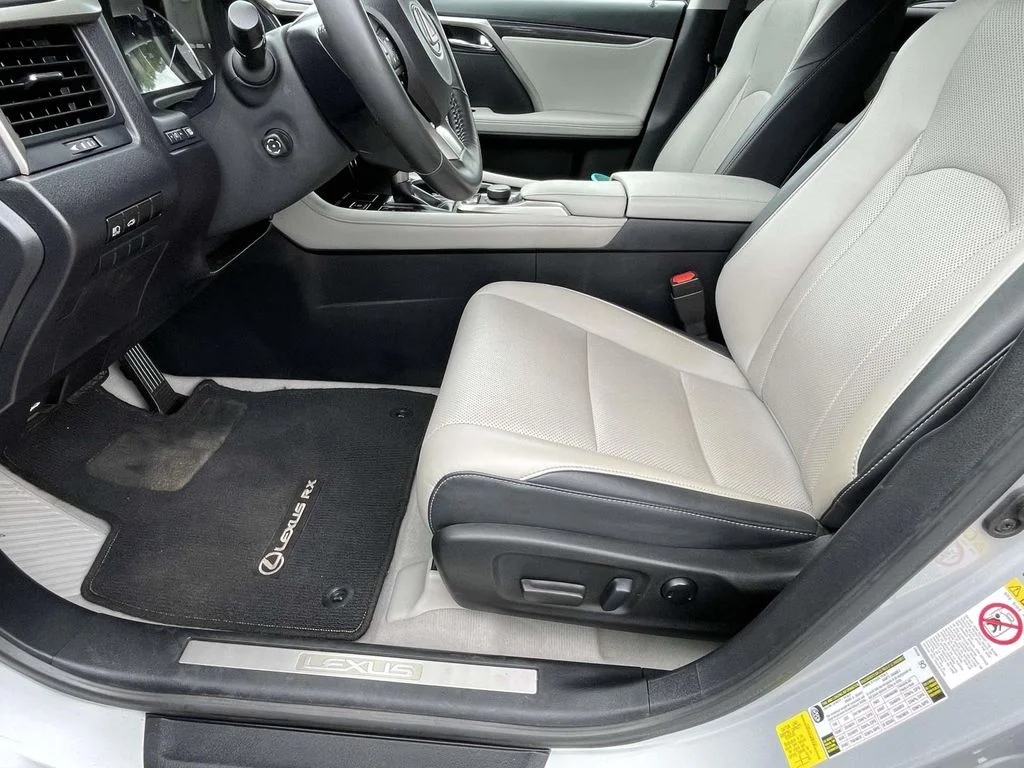Used 2019 Silver Lining Metallic Lexus Base image 13