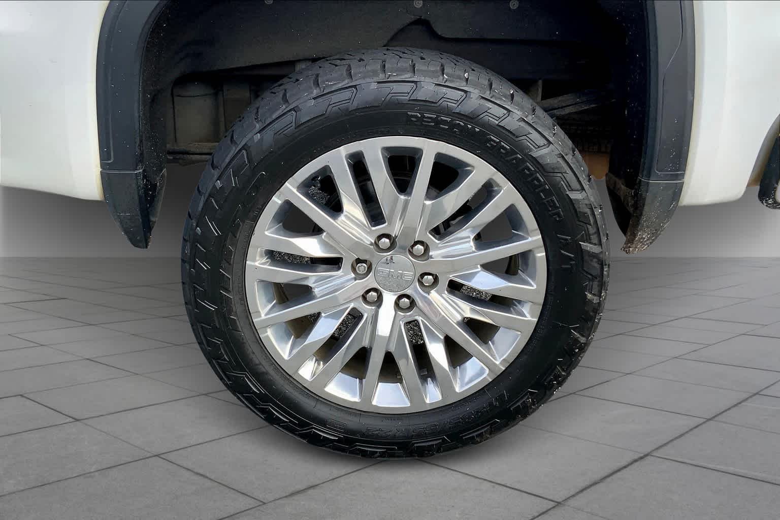 Used 2019 White Frost Tricoat GMC Denali image 11