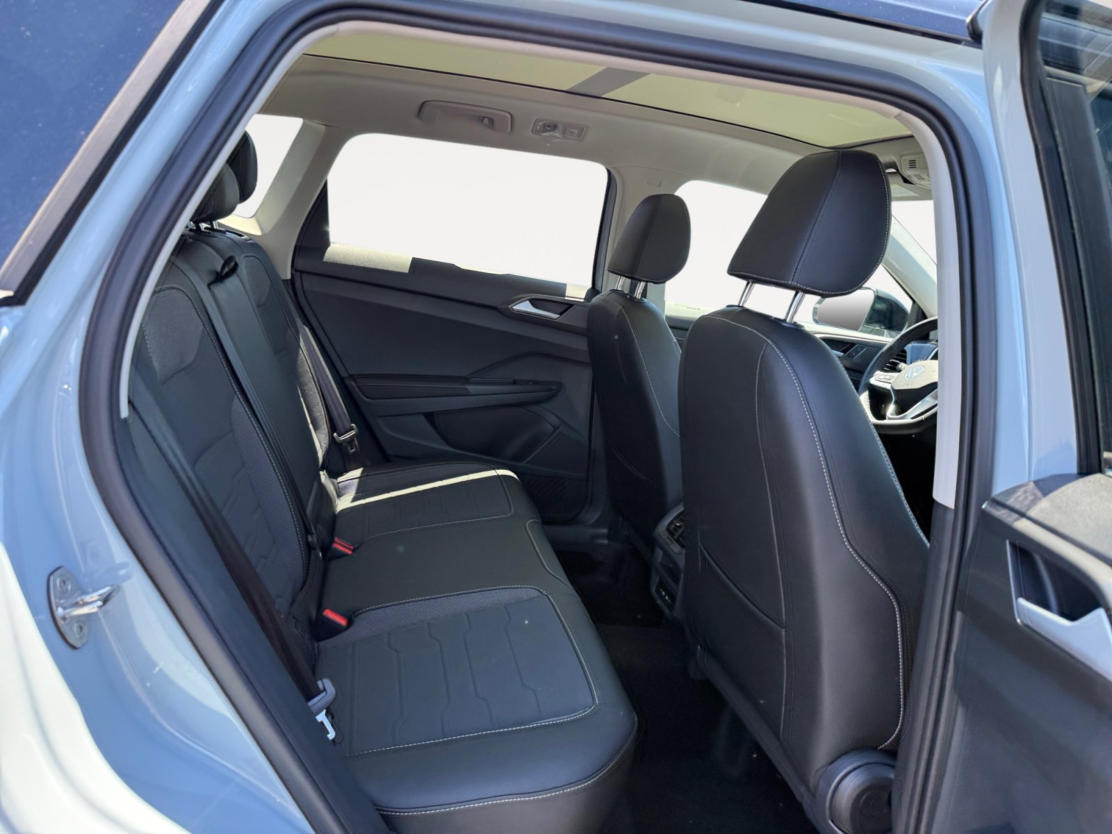 New 2026 Monument Gray W/Deep Black Roof Volkswagen SE Black image 18