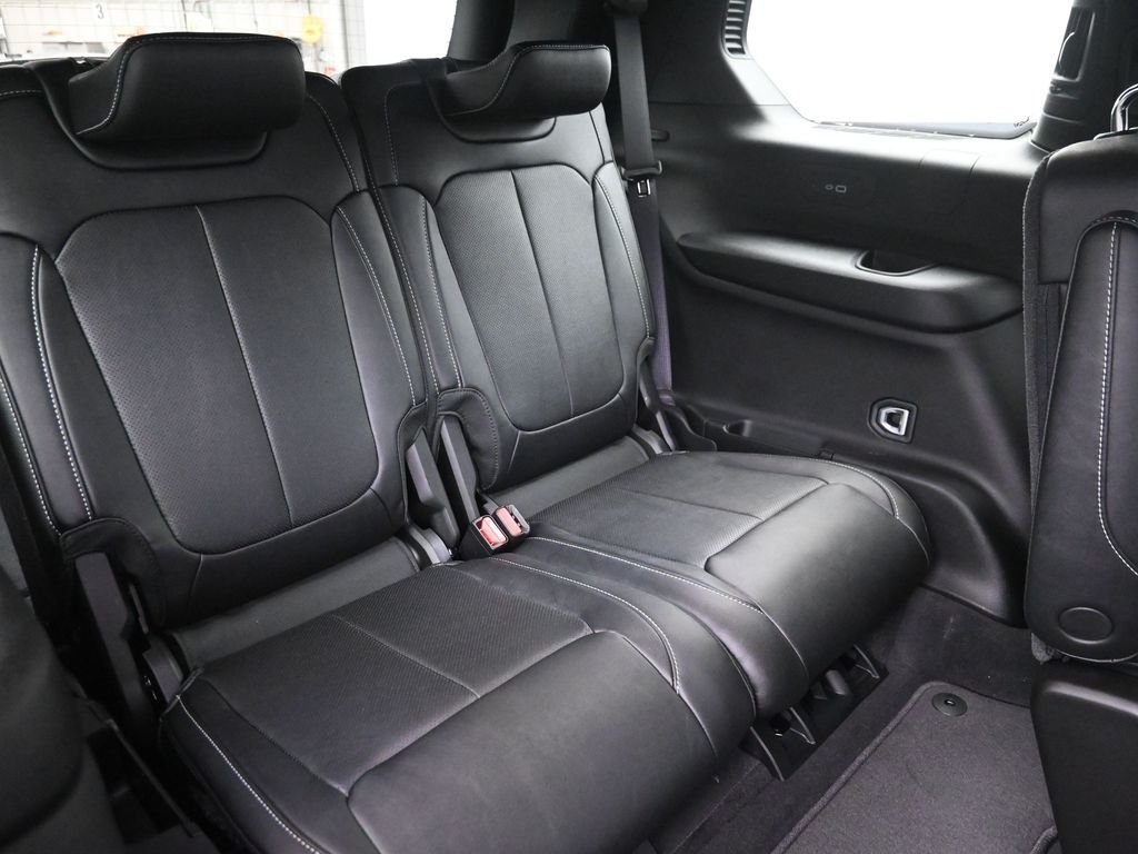 New 2026 Diamond Black Crystal Pearl-Coat Exterior Paint Jeep Limited Reserve image 11