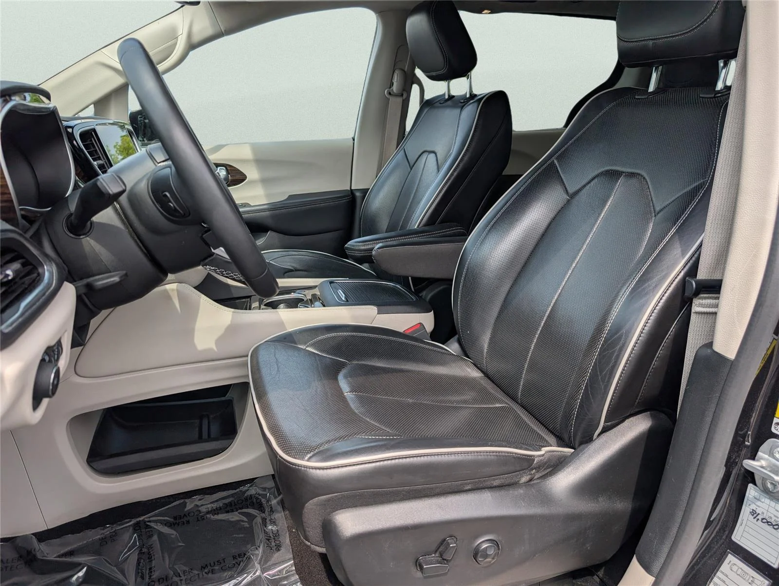 Used 2023 Brilliant Black Crystal Pearlcoat Chrysler Limited image 11