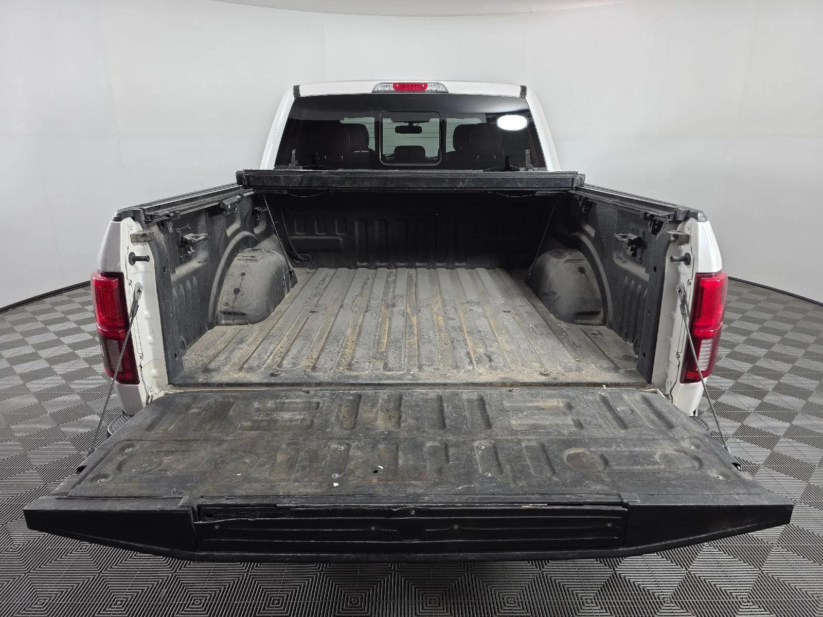 Used 2019 White Platinum Metallic Tri-Coat Ford Platinum image 5