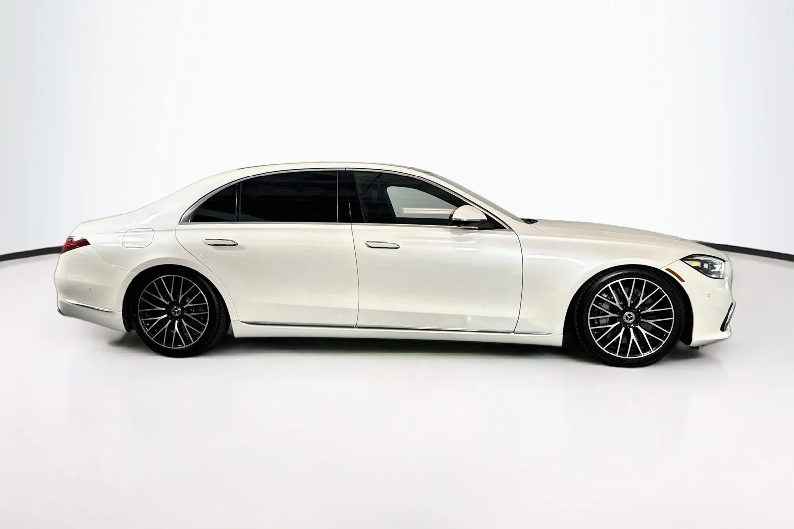 Used 2023 Manufaktur Diamond White Mercedes-Benz S 580 image 4