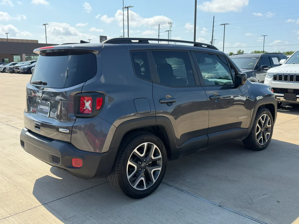Used 2018 Granite Crystal Metallic Clearcoat Jeep Latitude image 6