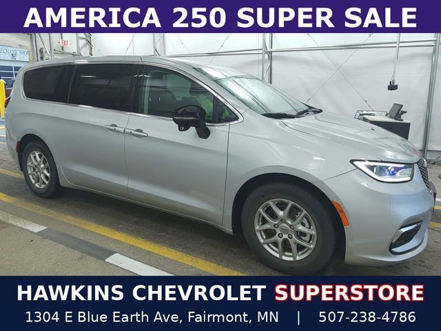 2024 Chrysler Pacifica Touring L's photo