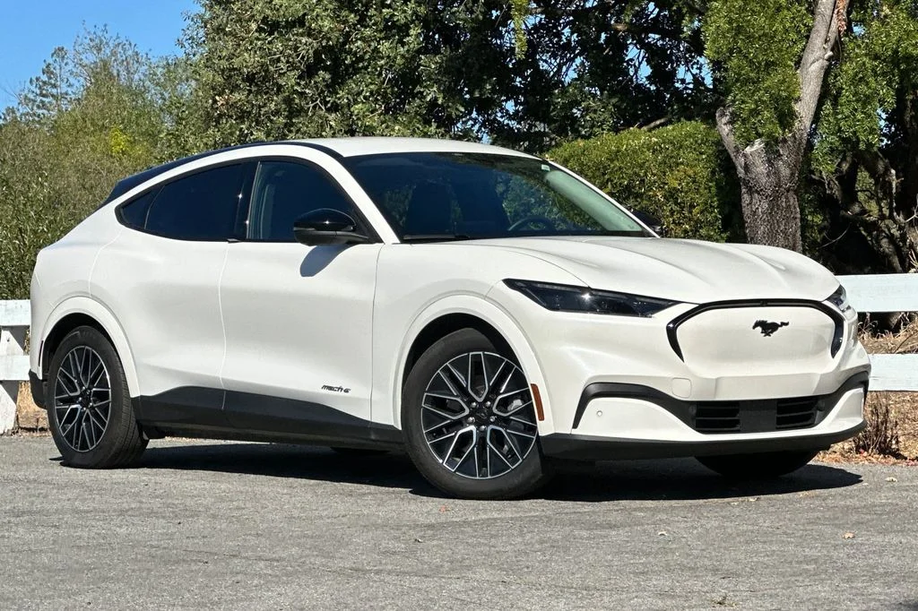 Used 2025 White Metallic Ford Premium image 2