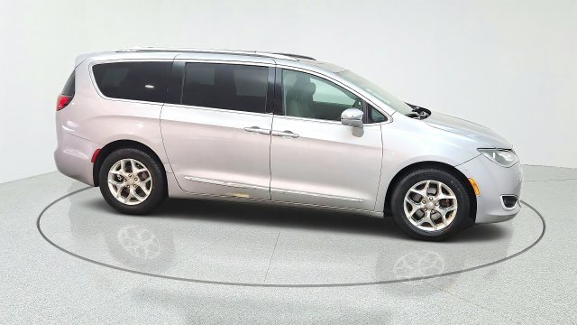 Used 2017 Silver Chrysler Limited image 14