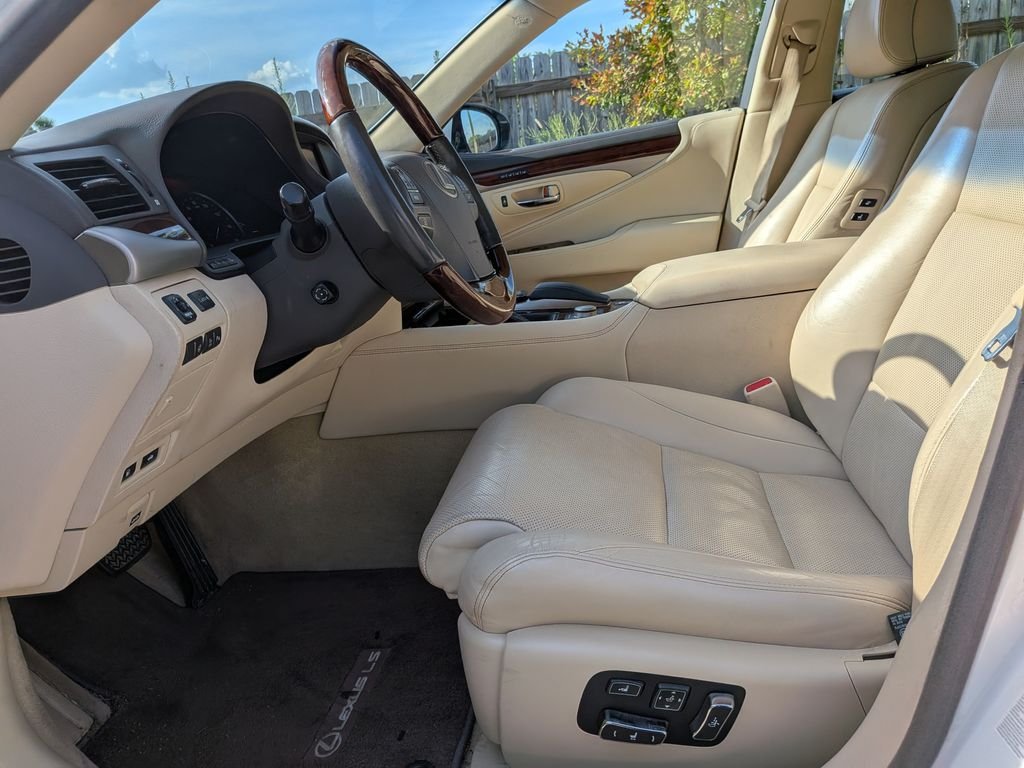 Used 2013  Lexus 460 image 10