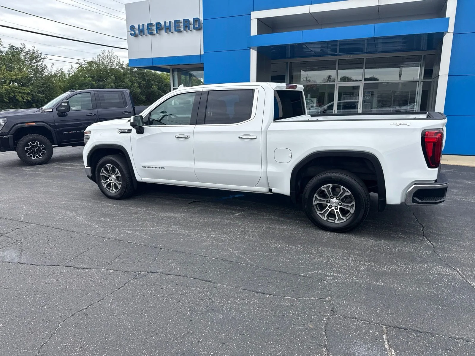 Used 2025 White GMC SLT image 4