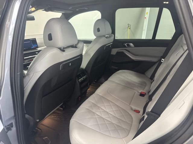 Used 2024 Gray BMW xDrive40i image 19