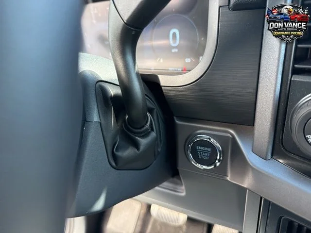 New 2025 Oxford White Ford XLT image 15