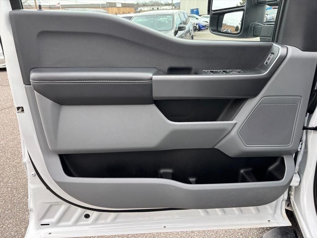 Used 2025 Oxford White Ford XLT image 8